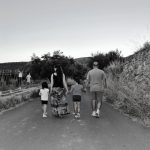 "ENSEÑANDO A SUS HIJOS LO QUE UN DÍA APRENDIERON DE PEQUEÑOS" DE MARI MACIÁN ARNAU