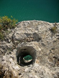 A TRAVÉS DE LA PIEDRA